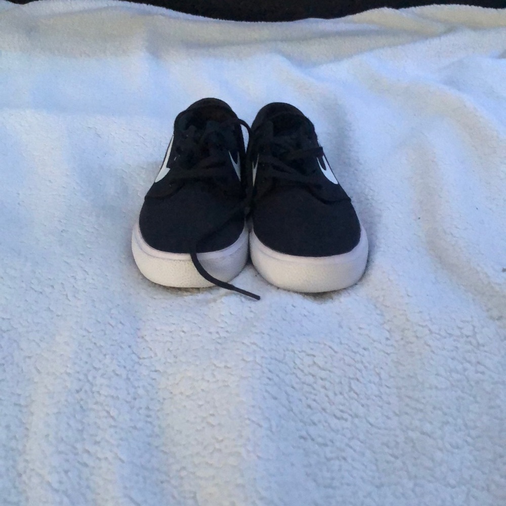 All black with white Nike swoosh.